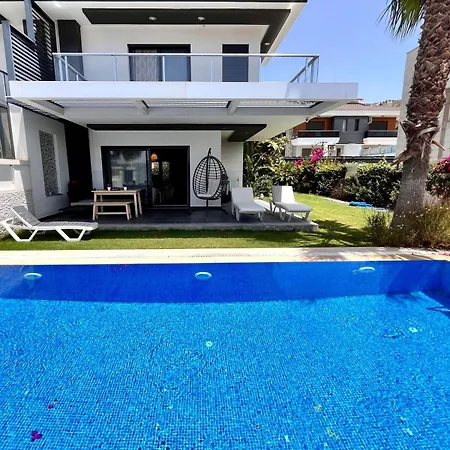 In A Modern With A Private Pool In فيلة