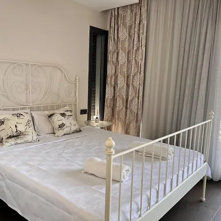 فيلة In A Modern With A Private Pool In