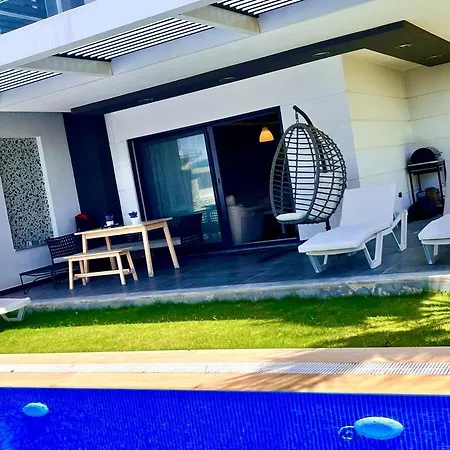 فيلة In A Modern With A Private Pool In