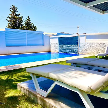 فيلة In A Modern With A Private Pool In *