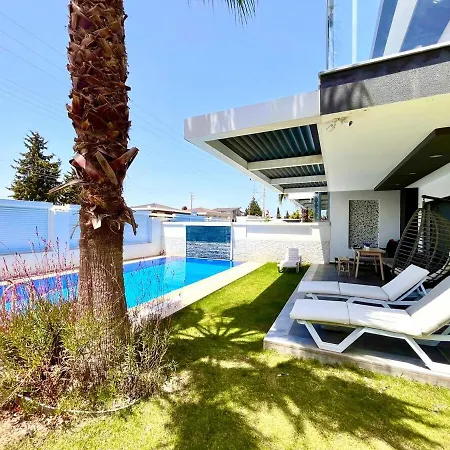 فيلة In A Modern With A Private Pool In *