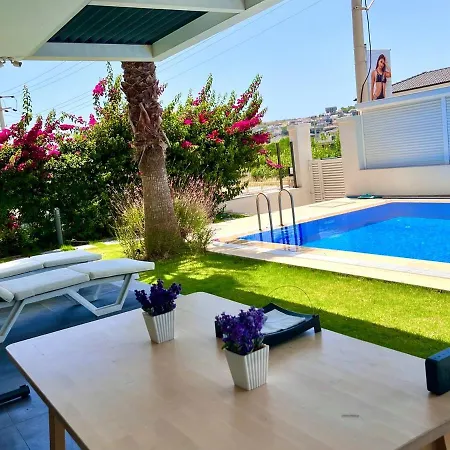 In A Modern With A Private Pool In فيلة