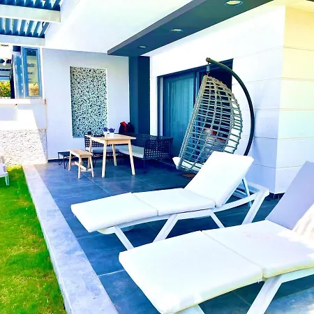 فيلة In A Modern With A Private Pool In *