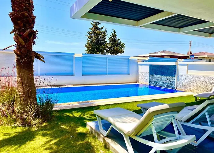 Villa In A Modern With A Private Pool In