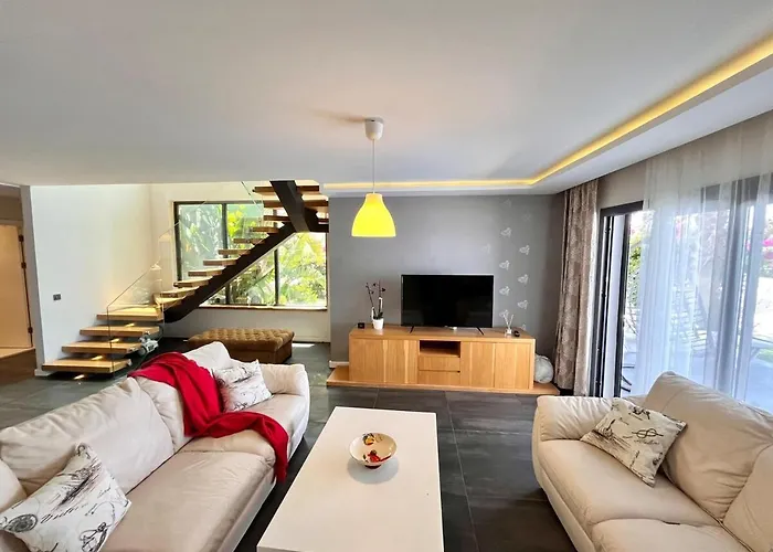 In A Modern With A Private Pool In * Cesme