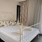 Vilă In A Modern With A Private Pool In