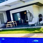 Vilă In A Modern With A Private Pool In