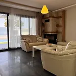 In A Modern With A Private Pool In Vilă *