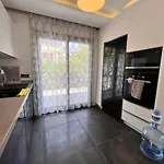 Vilă In A Modern With A Private Pool In *