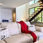 Vilă In A Modern With A Private Pool In *
