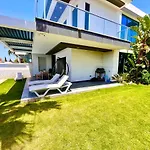 Vilă In A Modern With A Private Pool In
