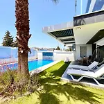 Vilă In A Modern With A Private Pool In *