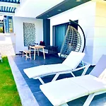 Vilă In A Modern With A Private Pool In *