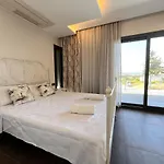 Vilă In A Modern With A Private Pool In