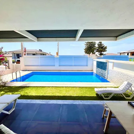 In A Modern With A Private Pool In Çeşme