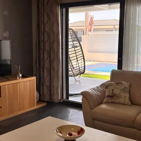 In A Modern With A Private Pool In ヴィラ
