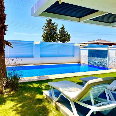 ヴィラ In A Modern With A Private Pool In