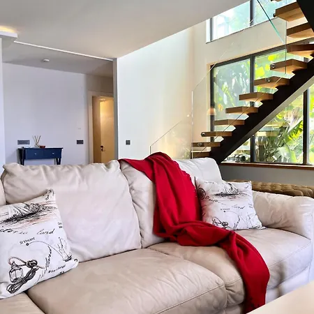 ヴィラ In A Modern With A Private Pool In *