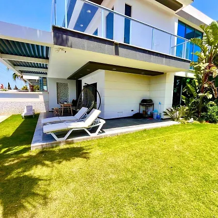 ヴィラ In A Modern With A Private Pool In
