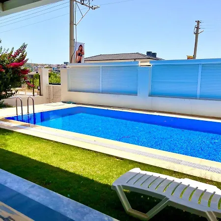 In A Modern With A Private Pool In ヴィラ *