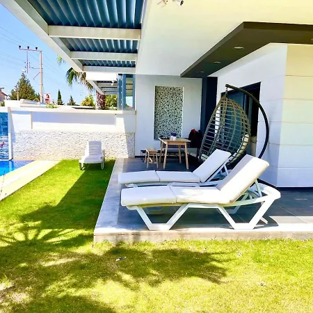 ヴィラ In A Modern With A Private Pool In *