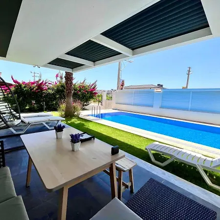ヴィラ In A Modern With A Private Pool In *