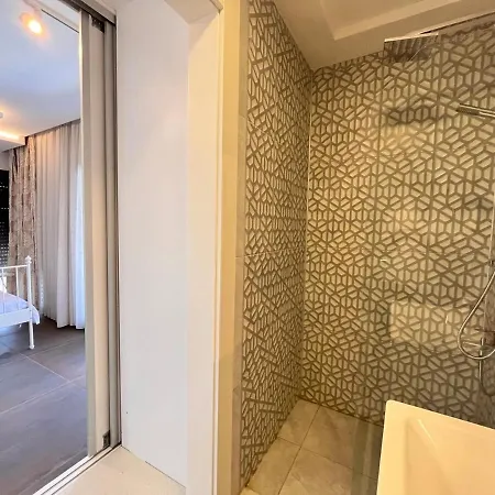 In A Modern With A Private Pool In ヴィラ *